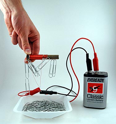 Electromagnet physics electricity science fair project idea: electromagnet with paper clips
Electronics Science science project