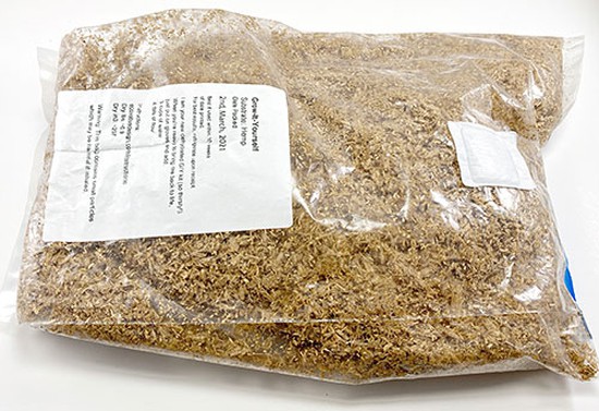 Bag with wood shavings. The bag has a filter patch. The bag has a sticker with the instructions of the kit. 