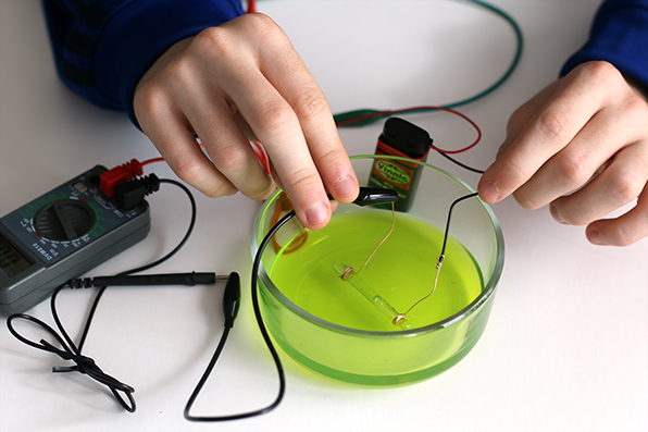 A conductance measuring circuit with the sensor behing held in a dish of a test liquid for the electrolyte challenge