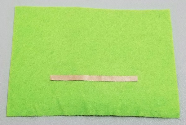 Horizontal conductive fabric tape rail for GND. 