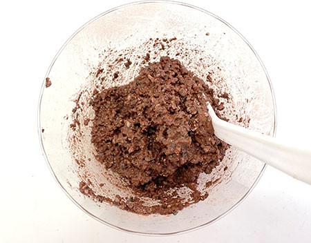  Cup with red-brown, wet, sturdy, mud-like content 
