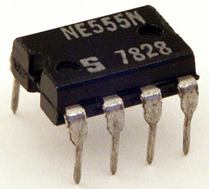 Photograph of a 555 timer chip.