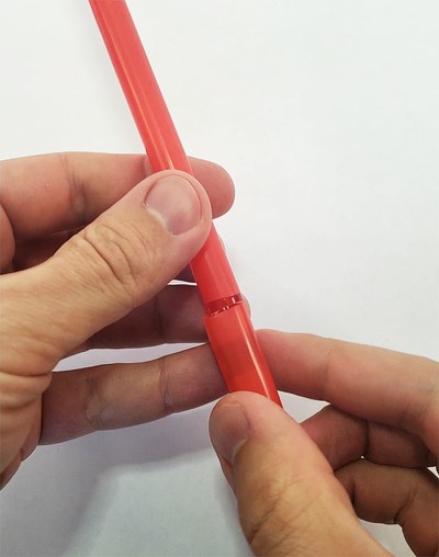 Connecting the longer and shorter pieces of straw 