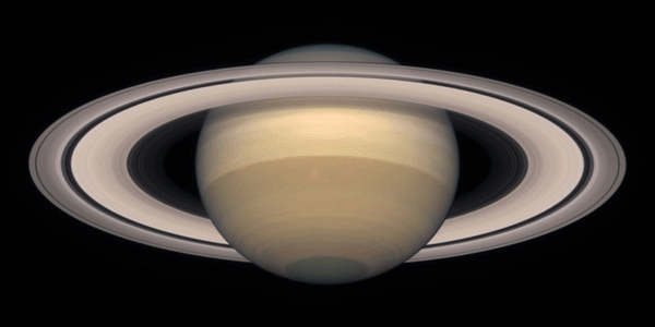 Photo of Saturn shows large rings circling the equator of the planet