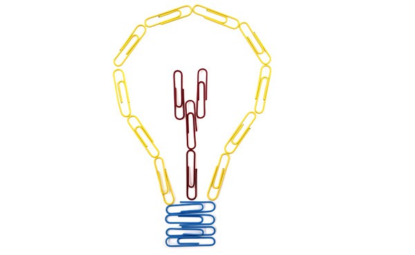 Paperclips are arranged in the shape of a lightbulb