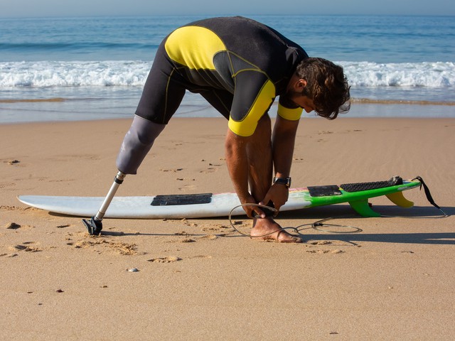 Amputed leg on surfer