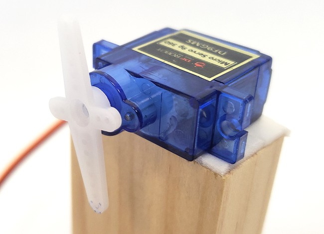 Servo horn attached to motor shaft