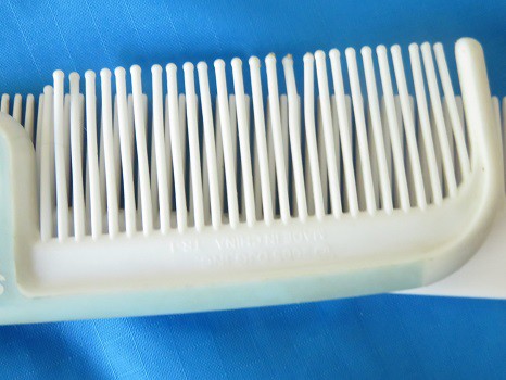 A comb on top another comb at a different angle, creating an opticle illusion with the bristles
