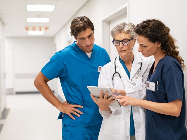 doctors nurses nurse Practitioners discussing patient care plan 