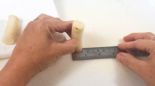 The diameter of the potato strip is measured with a ruler.