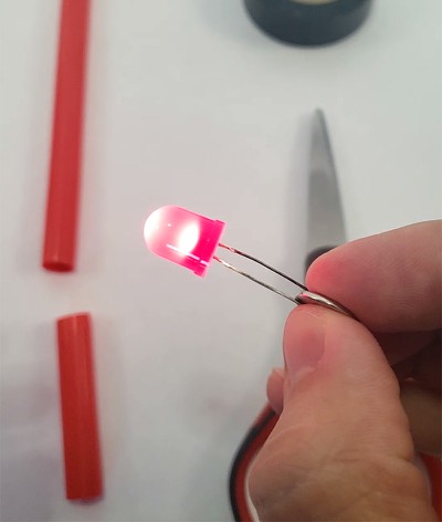  LED lighting up when leads are contacting battery