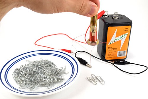 A small electromagnet releases paperclips 