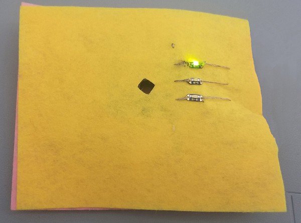 Green LED lighting up on sensor patch to signify good air. 