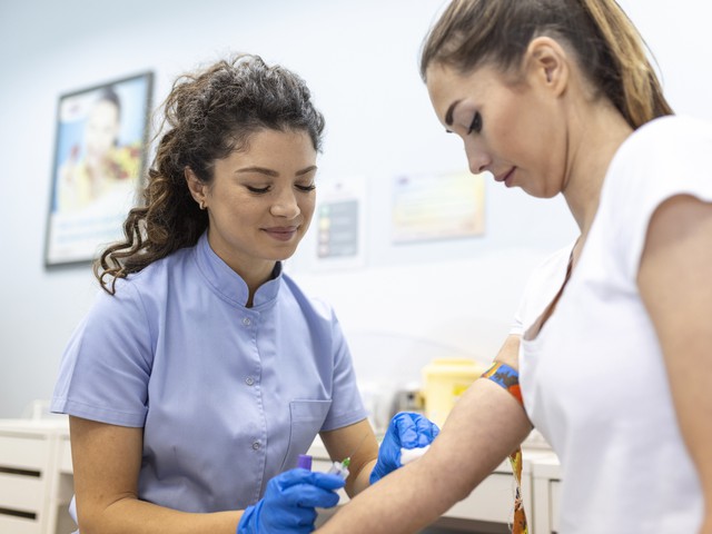 medical technologist doing a blood draw