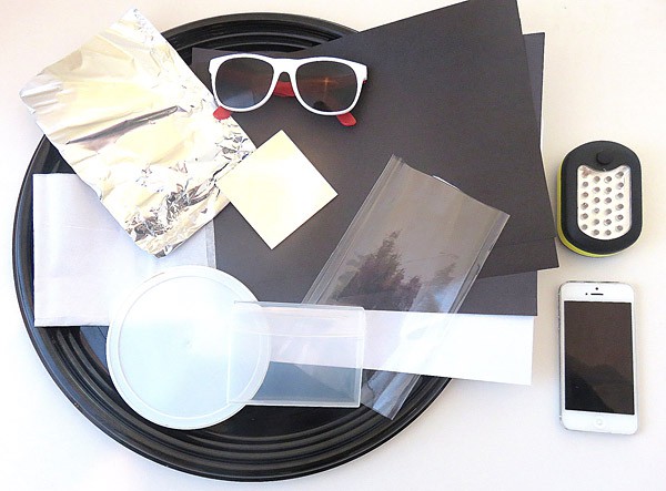 Black and white paper, aluminum foil, sunglasses, plastics with different opacities, a flashlight and a smart phone