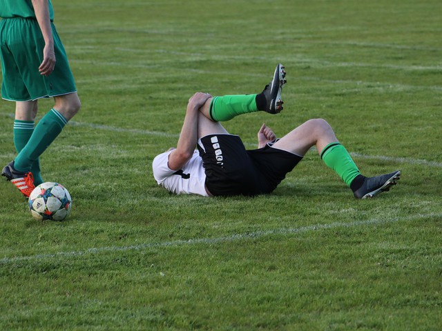 soccer player knee injury
