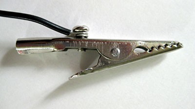 A wire attached to an alligator clip