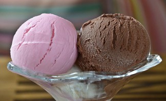 strawberry and chocolate scoops of ice cream 
