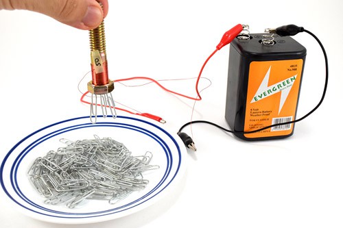 A small electromagnet lifts paperclips 