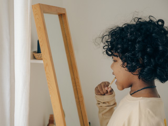 Kid brushing teeth