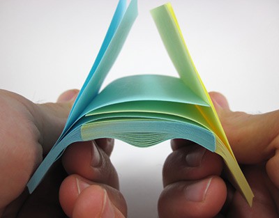 Interlacing pages of two paper pads are separated by bending the paper