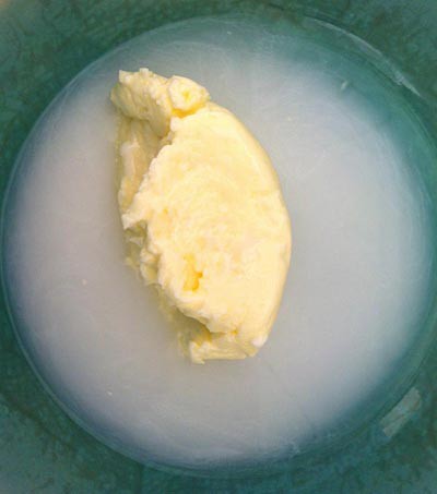 Kneading and rinsing butter in cold water